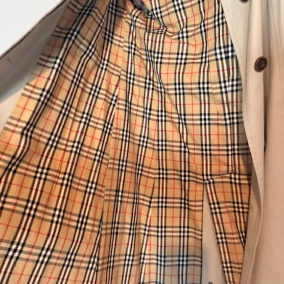 Burberry | Classic Tan 100% Cotton Long Single Breasted Trench Plaid Interior - Picture 11 of 12